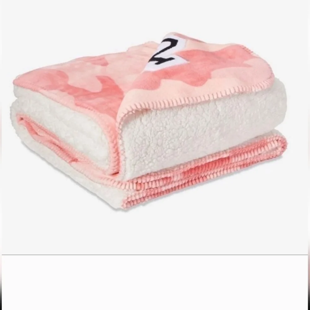 Victoria’s Secret Blanket VS Pink Camo Sherpa Blanket VS PINK Blanket 🆕️ Rare!
